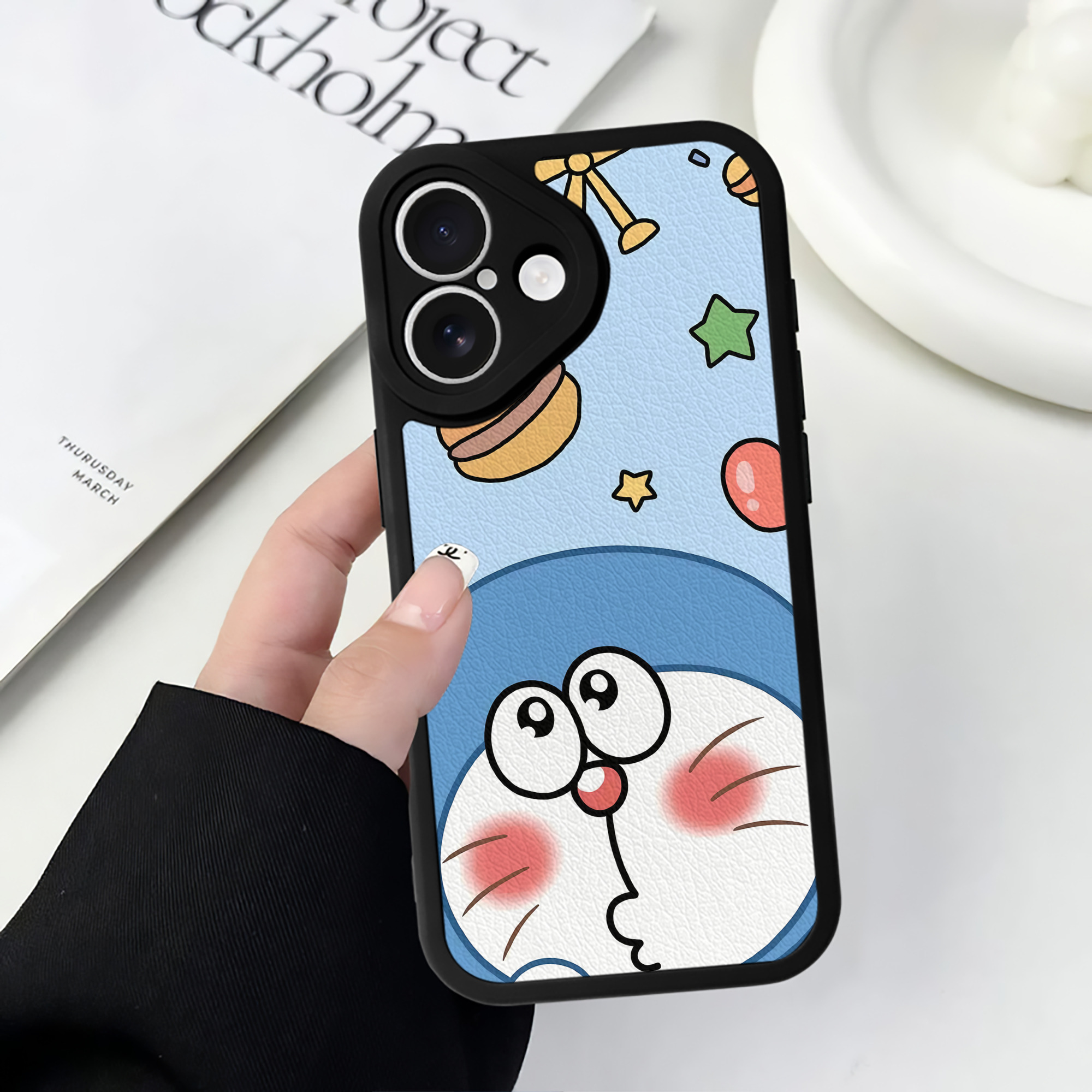 （画像用） ドラえもん Doraemon 【iPhone 16シリーズ対応】シリコンスマホケース（レザー調） 材質：シリコン